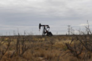 Picture of U.S. shale industry tempers output even as oil price jumps