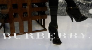 Ảnh của Doanh số bán hàng của Burberry tăng vọt nhờ các khách hàng trẻ tuổi