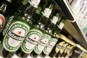 Ảnh của Heineken nhân đôi lợi nhuận, nhưng cảnh báo về việc chi phí tăng