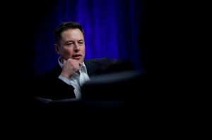 Ảnh của Elon Musk thực hiện quyền chọn, bán 1,1 tỷ USD cổ phiếu Telsa để trả thuế