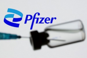 Ảnh của Thị trường ngày mới: Pfizer, các công ty sản xuất xe điện và ngành dầu khí