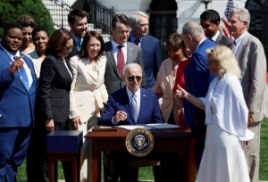 Picture of Biden to sign order on $52 billion chips law implementation