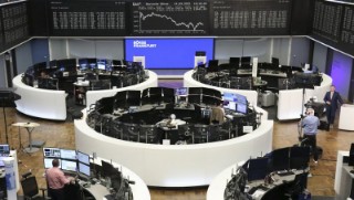 European shares fall for third day on oil, tech losses