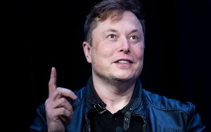 Ảnh của Elon Musk yêu cầu lập trình viên Twitter in code ra giấy để đích thân rà soát