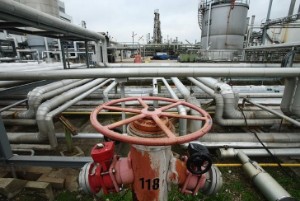 Picture of Oil rises on dovish CPI, but recession fears spell weekly losses