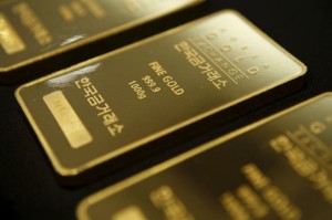 Picture of Gold slips from 2-½ month high on profit taking, hawkish Fed rhetoric