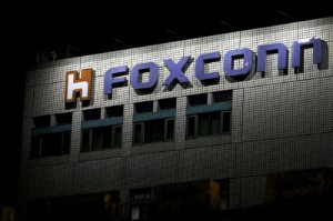 Picture of Foxconn unrest threatens bigger hit to iPhone shipments -source