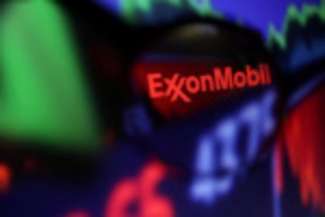 Picture of Exxon, Chevron to spend billions more on oil projects next year