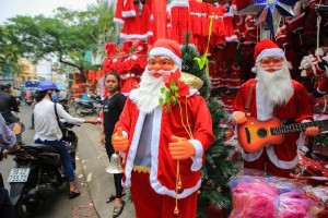 Ảnh của Nhộn nhịp thị trường đồ trang trí Noel: Cây thông giả 10 - 20 triệu vẫn 