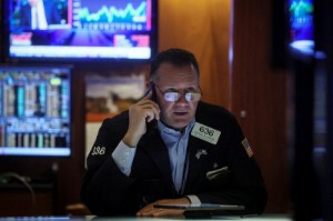 Picture of Wall Street mixed as investors digest economic data