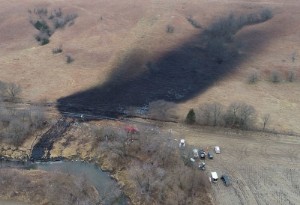 Picture of Residents hold their nose as crews mop up huge U.S. oil spill