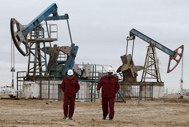 Oil prices extend losses on fears of economic slowdown