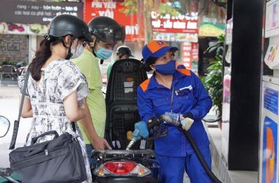 Để giảm bớt mức biến động của giá xăng dầu trong nước: Cần thay đổi cách định giá