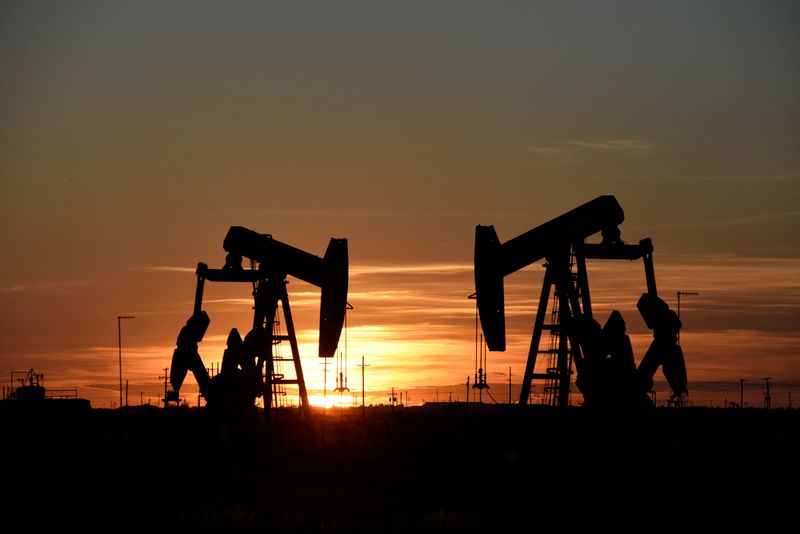 Oil prices inch higher ahead of U.S. inventories data