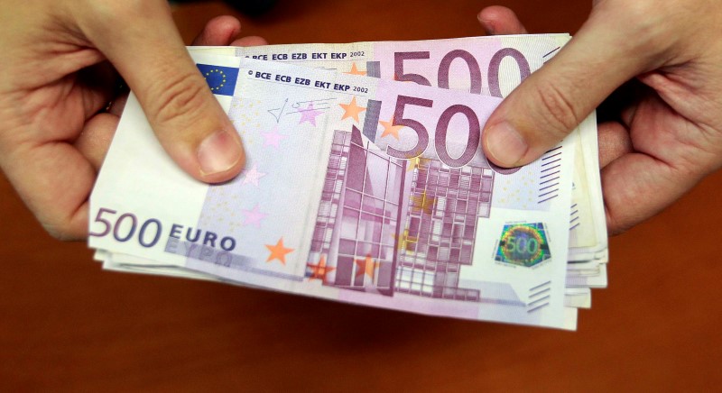 Euro tăng giá sau khi NHTW châu Âu tăng lãi suất