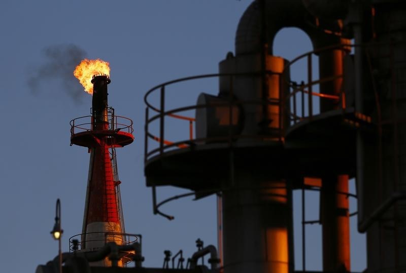 Oil Hovers Near 6-Mth Lows as China Woes, Saudi Supply Glut Weigh