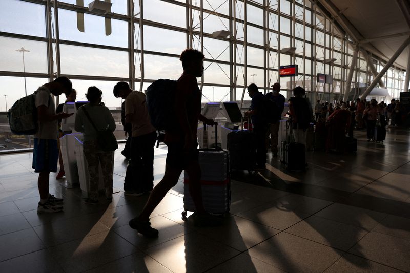 U.S. airlines commit to providing meals, hotel rooms for extended delays they caused