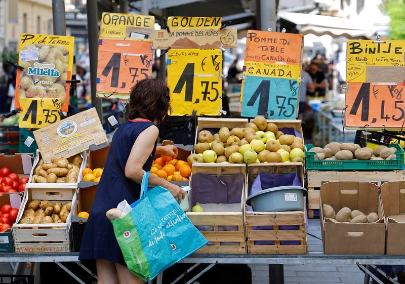 French central bank sees slowdown next year, risk of recession