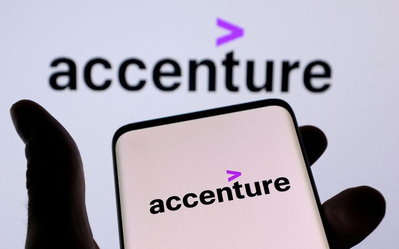 Accenture forecasts revenue below estimates on IT spending cut, higher dollar