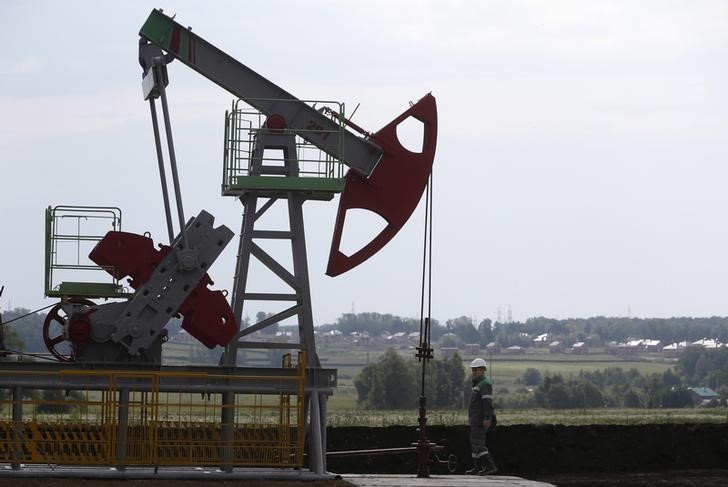 Oil Slips Before U.S. Payrolls, but set for Best Week in 6 Months