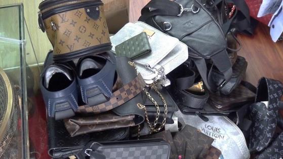 Sau Sài Gòn Square, lại thêm lô hàng 200 triệu nghi giả Louis Vuitton, Gucci, Dior