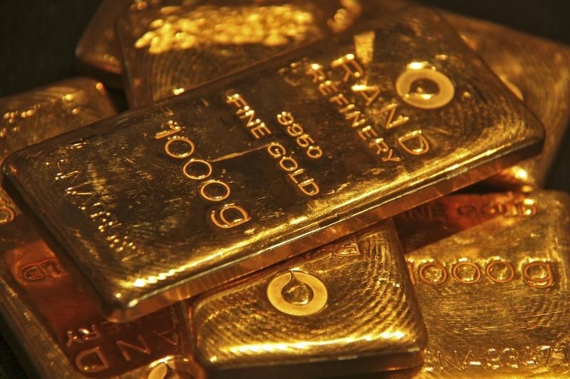 Gold steadies above $1,800 ahead of U.S. payrolls data