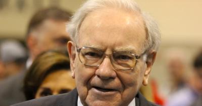 Vì sao giới đầu tư lỗ nặng nhưng tỷ phú Warren Buffett vẫn ăn nên làm ra?