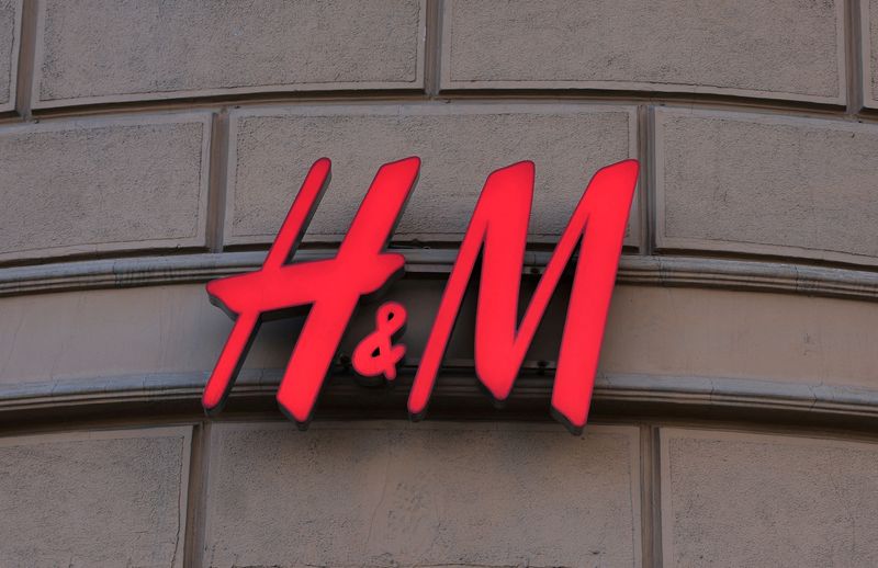 H&M agrees to pay a 500 euro bonus to 4,000 workers in January