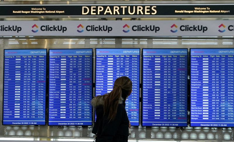 Airlines scrap 2,200 U.S. flights as winter storm disrupts holiday travel