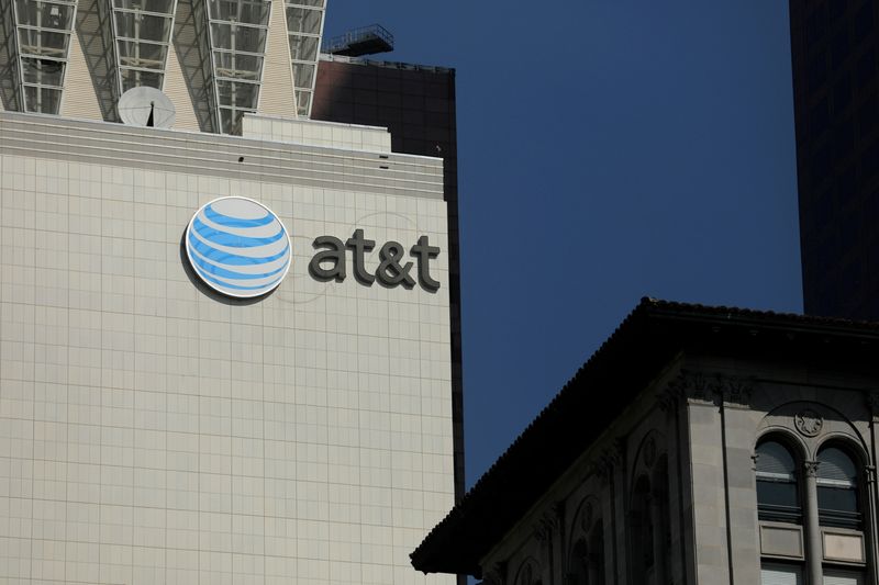 AT&T, BlackRock to form commercial fiber-optic platform