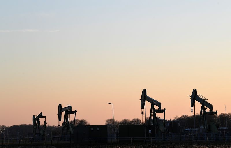 Oil recovers from early decline, outlook clouded by China and global economy